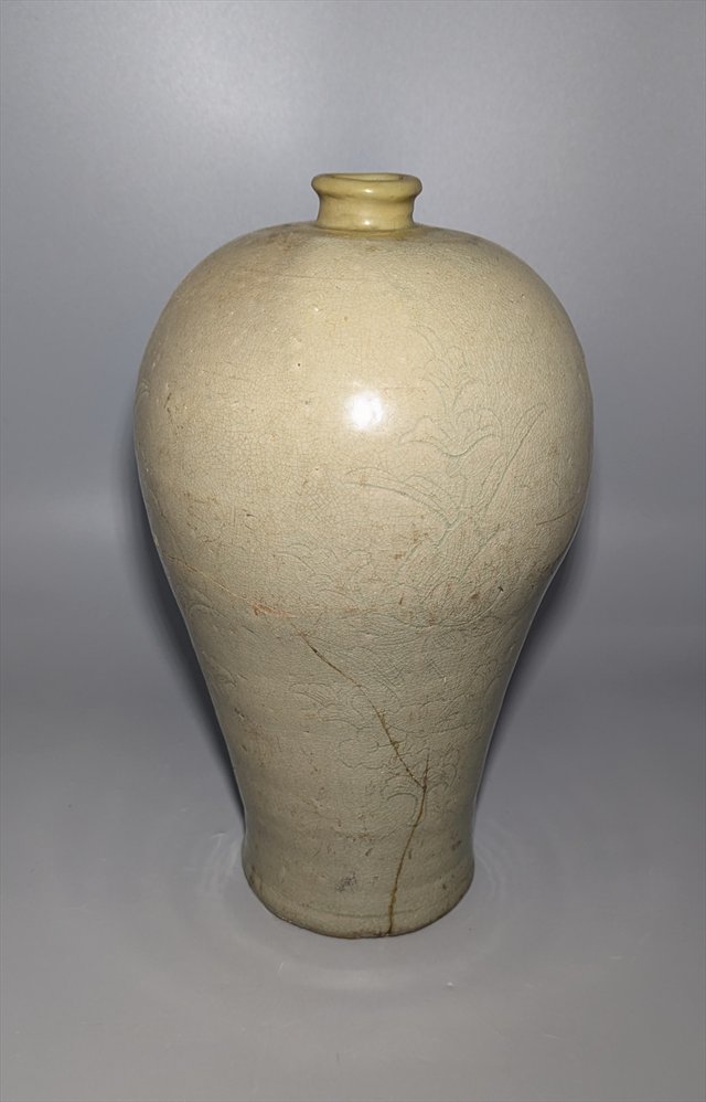 Korean Goryeo-Style Celadon Meiping Vase with Incised Floral Decoration — view 6