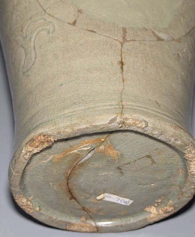Korean Goryeo-Style Celadon Meiping Vase with Incised Floral Decoration — view 9