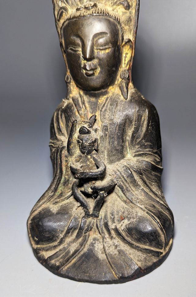 Chinese Bronze Figure of Songzi Guanyin and Child, Ming to Early Qing Dynasty, 17th Century — view 3 of 5