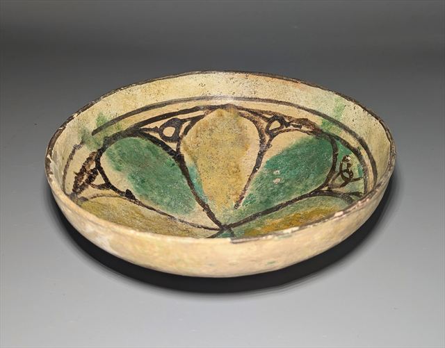 Early Islamic Persian Polychrome Buff-Ware Bowl with Radial Floral Decoration, Probably Nishapur — view 4 of 5